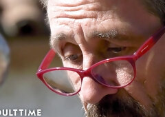 Cute Vanessa Sky Is Mesmerized By Pornstar Stepdad Steve Holmes' Big Cock