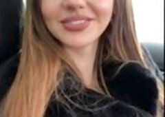 Otto Ferocity vezme NATALKAN k Pankracke veznici v Praze aby udelala Leovi Berankovi kozy show