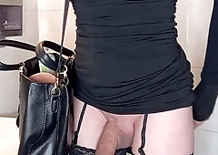 I fix my make-up and arse in the bar's bathrooms