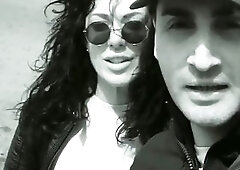 Coppia italiana scopa davanti alla fermata del bus