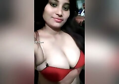 Today Exclusive- Hot Desi Chick Shows Her Boobs