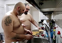 Chunky bears and small gay boys in a fun DILF threesome