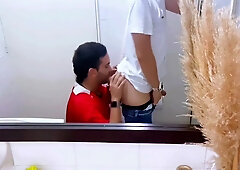 Futbolista Hetero Se Quita El Condon Para Follarme A Pelo Y Correrse Dentro De Mi Lindo Culo Twink