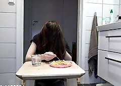 Golden shower on the amateur hotty whilst this babe's having her breakfast