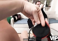 Hunter organizes a street experiment in Prague, featuring a thick wallet, a big bill needing change, and a camera discreetly recording the scene. Duri