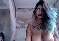 Voluptuous webcam milf puts her big natural tits on display