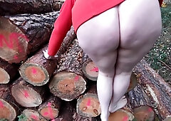 Leg Dich Auf Den Baumstamm Und Spreiz Die Beine Zum Pussy Schlagen - Verified Amateurs