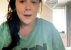 Brunette solo masturbation on webcam