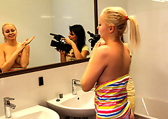 Attractive horny blonde orgasms while recorded at casting