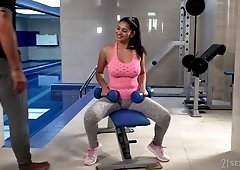 Juggy fitness chick Ava Black gets her throat fucked at the gym