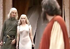 Emilia Clarke desnuda (Emilia Clarke)