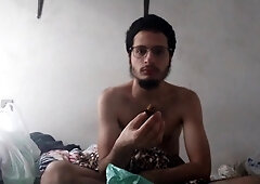 Comendo um branquinho e um alfajor delicia de comida