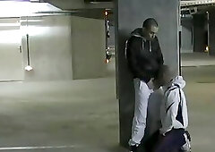 Follando en el estacionamiento publico