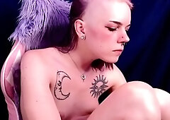 Cute shemale selfsucking her cock and cumming on her own