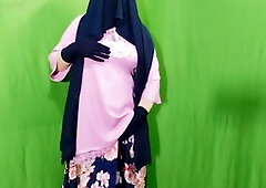 Indian housewife Puja-Queen11 indulges in a wild romp in this audio tale