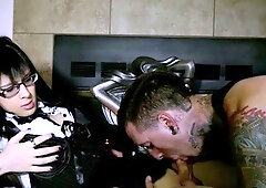 Shemale trannies giving blowjob to dude