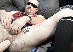 Salope gay mini jupe, sissy crossdresser double penetration, double fuck machine