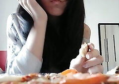 Giganta juega con tinys en su comida [Giantess full movie scene]