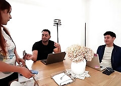 mother I'd like to fuck CACHONDA SE MONTA UN THREESOME MUY CALIENTE CON DOS UNIVERSITARIOS - TOMMY SANTOX