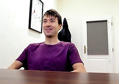 Dark-haired hottie cums during his anal casting