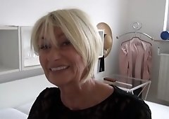 Cette femme mûre s'éffeuille et se touche sensuellement pour te mettre au garde à vous