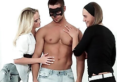 Maskurbate: Friend Naomi Bennet in mask handjob in shower