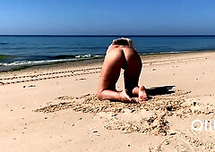 Hot Naked Teen 18+ Teasing Strangers At The Beach