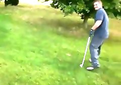 Jogando golf com o taco de carne dura