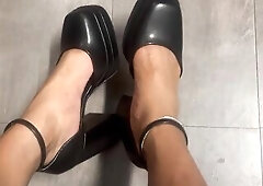 Do u like heels and hawt legs?