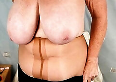 Your Vintage Girdle Queen Aunty Sandra turned to greater quantity modern assist to keep her curves in shape as that babe shows u all her recent hawt B