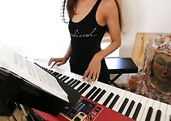 This babe can play a bit of piano likewise!