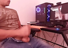 Man Jerks Off Watching Gay Porn Until He Finishes