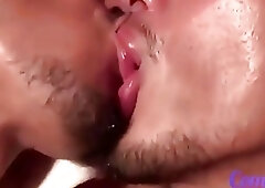 Men kissing be so damn hot