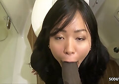 Thai Studentin Lutscht Schwarzen Auf Uni Party Wc Deutsch - German College With May Thai And Freddy Gong