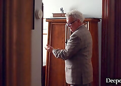 Horny babe gets her pussy fucked on the bed