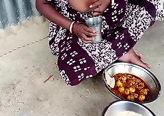 Desi Bhabhi Ne Chicken Ke Sath Roti Khaya Aur Masti Ki