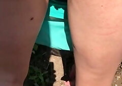 Upskirt Gardening / Gartenarbeit im Mini