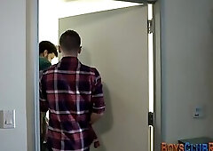 Amateur dude fucked raw in threeway