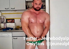bodybuilder with well-lubed figure milks off and ripples