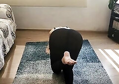 Tetona trans haciendo yoga