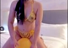 Amateur woman deepthroat the inflated toy