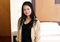 Comely Asian chick Duai gets creampied in the bedroom