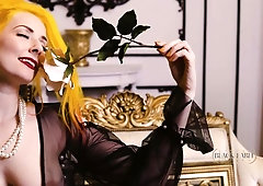 Busty chick in black high heels Una Solitaire stimulates her crack