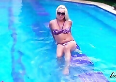 Blonde trans Afrika posing in the pool