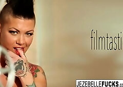 Sexy Jezebelle works her cunt on the daybed