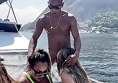Aylla Gattina TS - Time for the big show, the height of the show at the boat party, that's w