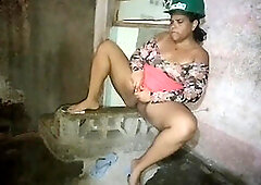 The boss goes to supervise the work and while the workers arrive she masturbates and ends up rich