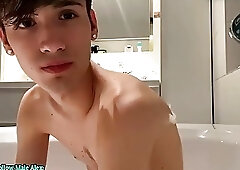 pretty boy from Italia masturbates in the bathtub