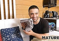 Coming into hands of sauna boy mature beauty gets it on with him