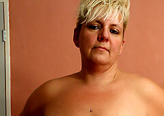 Blonde Mature Nicole Getting Soaking Wet - MatureNL